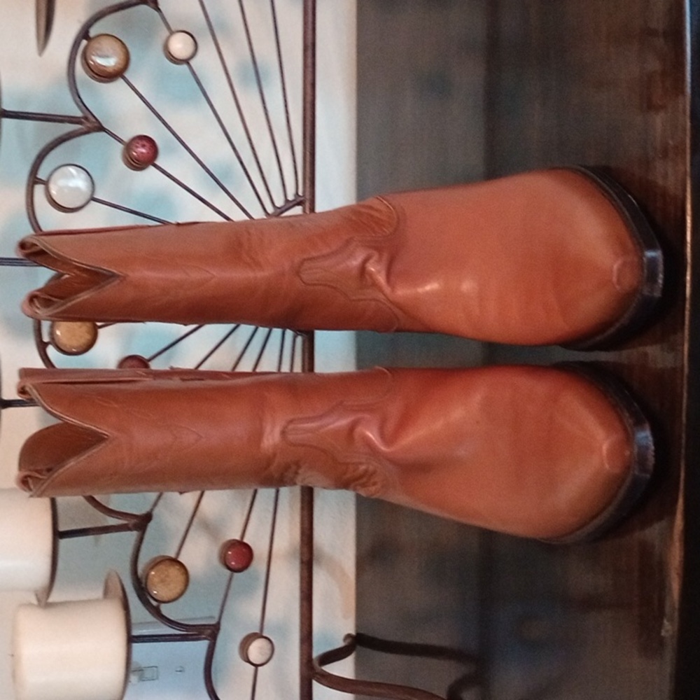 Lucchese Hand made snip toe with Cuban Heel  DRESS boots  size 9 EUC